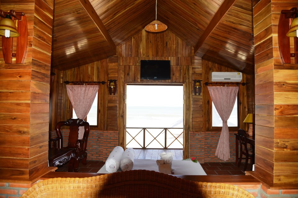 VIP Villa, Ocean View | Minibar, in-room safe, desk, blackout drapes
