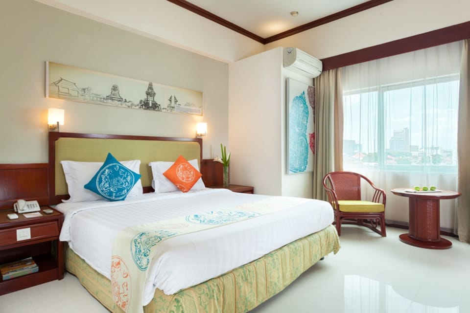 Superior Room, 1 King Bed | Desk, laptop workspace, soundproofing, iron/ironing board