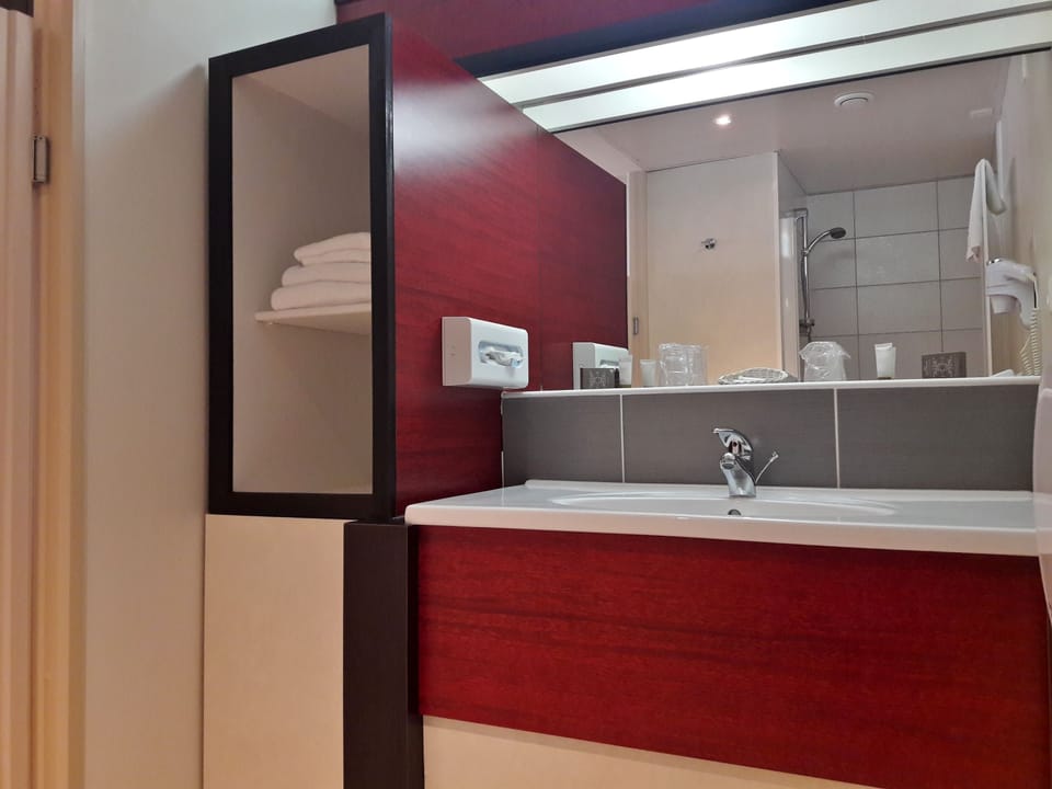 Bathroom sink