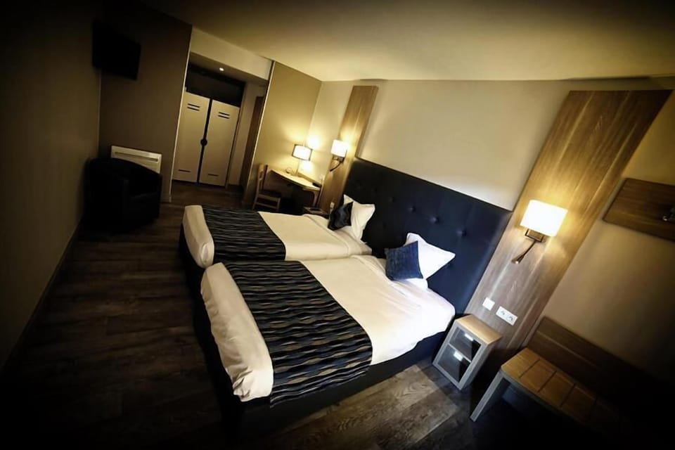 Standard Room, 2 Twin Beds | In-room safe, desk, soundproofing, cribs (free)