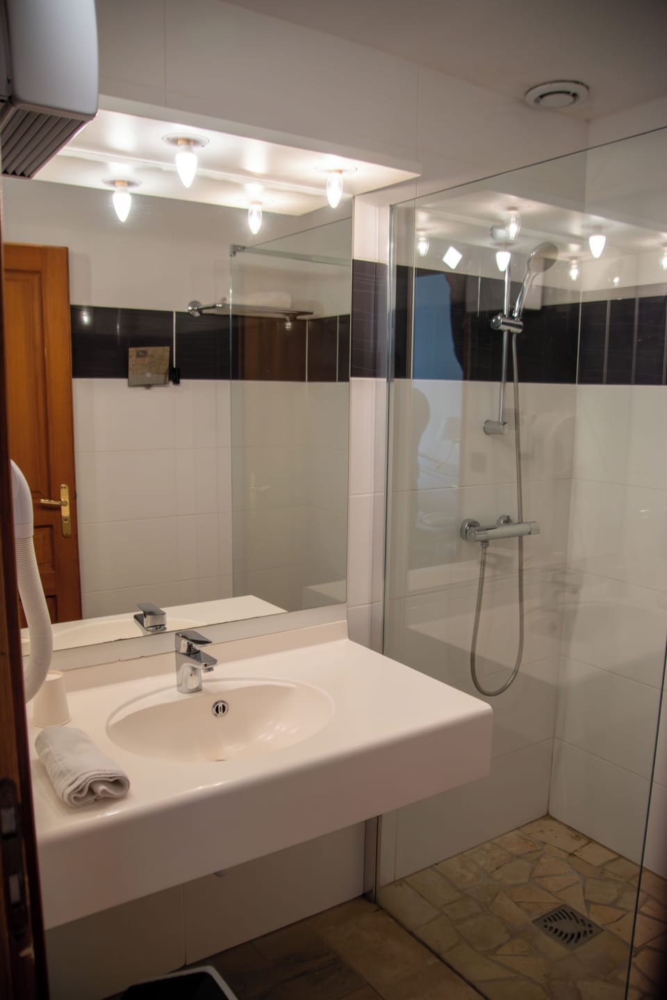 Bathtub, towels
