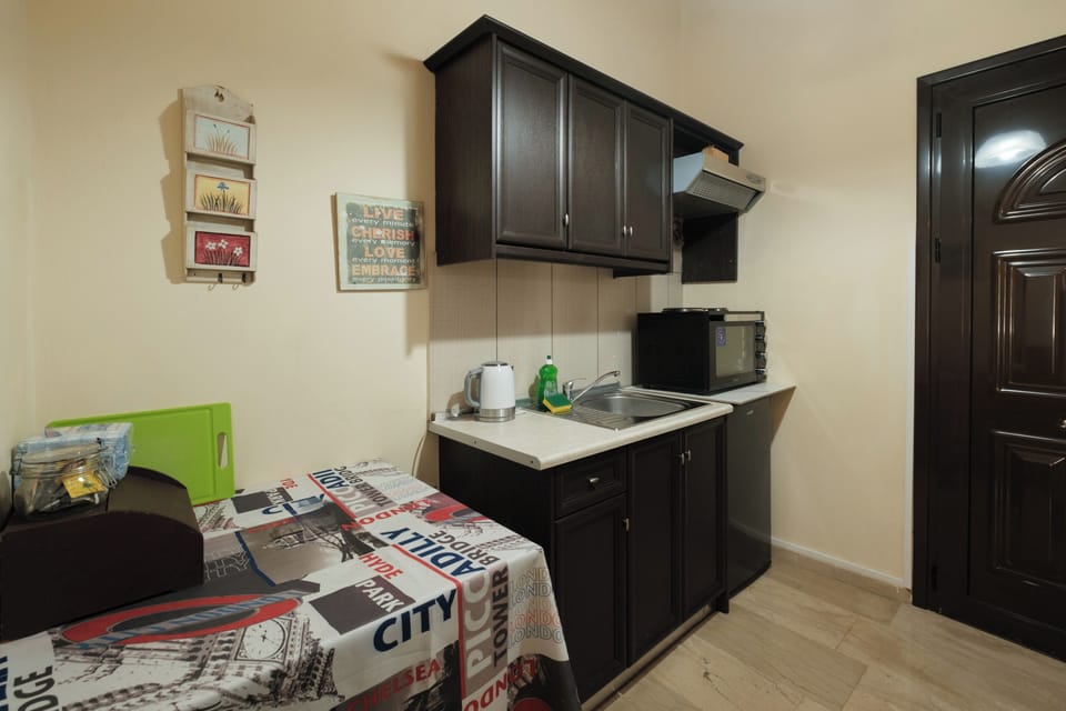 Apartment | Private kitchen | Fridge, oven, stovetop, coffee/tea maker