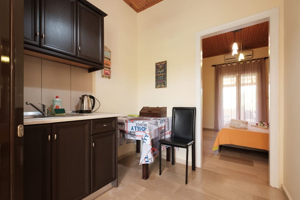 Fridge, oven, stovetop, coffee/tea maker