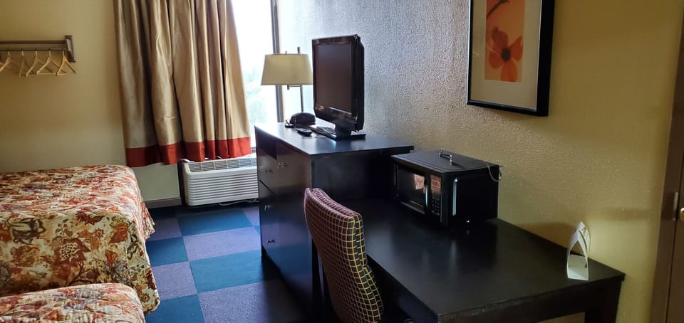 Standard Room, 2 Queen Beds (2 Queen Beds Non Smoking) | Television