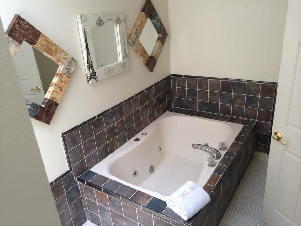 Deluxe Room, 1 King Bed | Bathroom | Combined shower/tub, hair dryer, towels