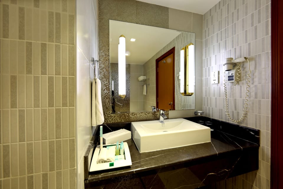 Executive King Room | Bathroom | Shower, free toiletries, hair dryer, bathrobes