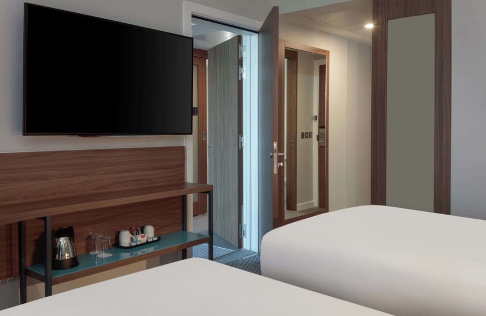 Hypo-allergenic bedding, in-room safe, desk, blackout drapes