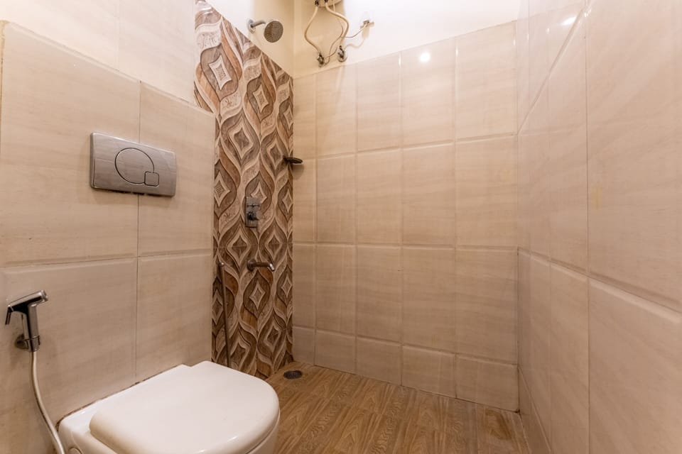 10 Bed Mixed Dorm AC | WiFi (free), bed sheets