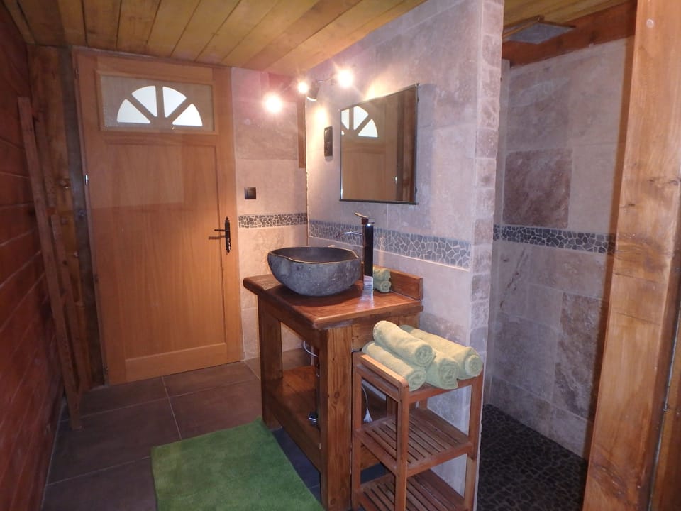 Double Room (Le Chalet) | Bathroom sink