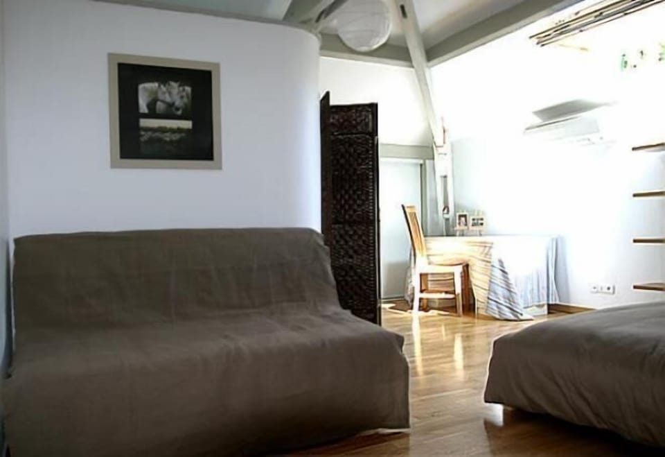 Double Room (Garrigue) | Iron/ironing board, free cribs/infant beds, rollaway beds, free WiFi