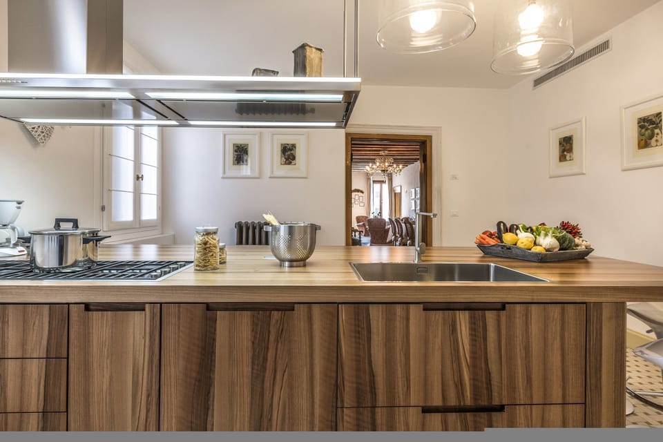 Full-size fridge, microwave, oven, stovetop