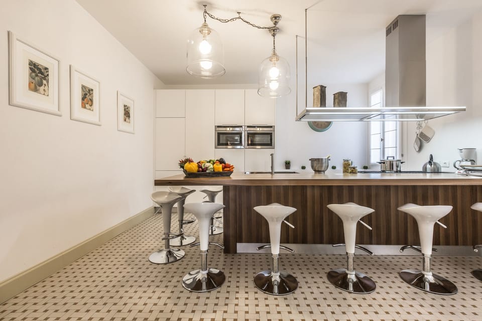 Full-size fridge, microwave, oven, stovetop