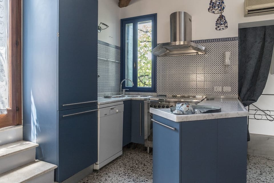 Full-size fridge, microwave, oven, stovetop