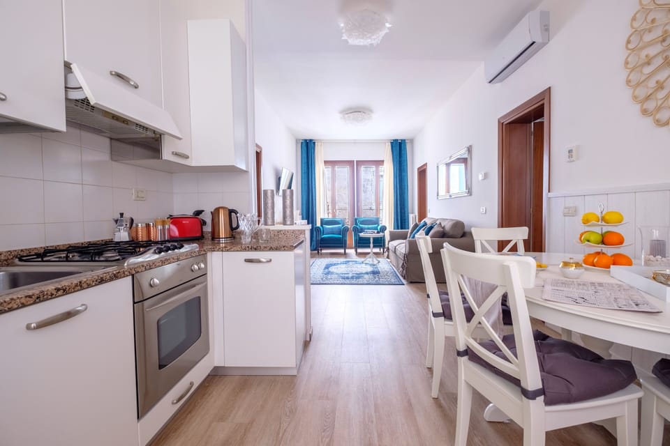 Apartment, 3 Bedrooms, 2 Bathrooms | Private kitchen | Full-size fridge, microwave, oven, stovetop