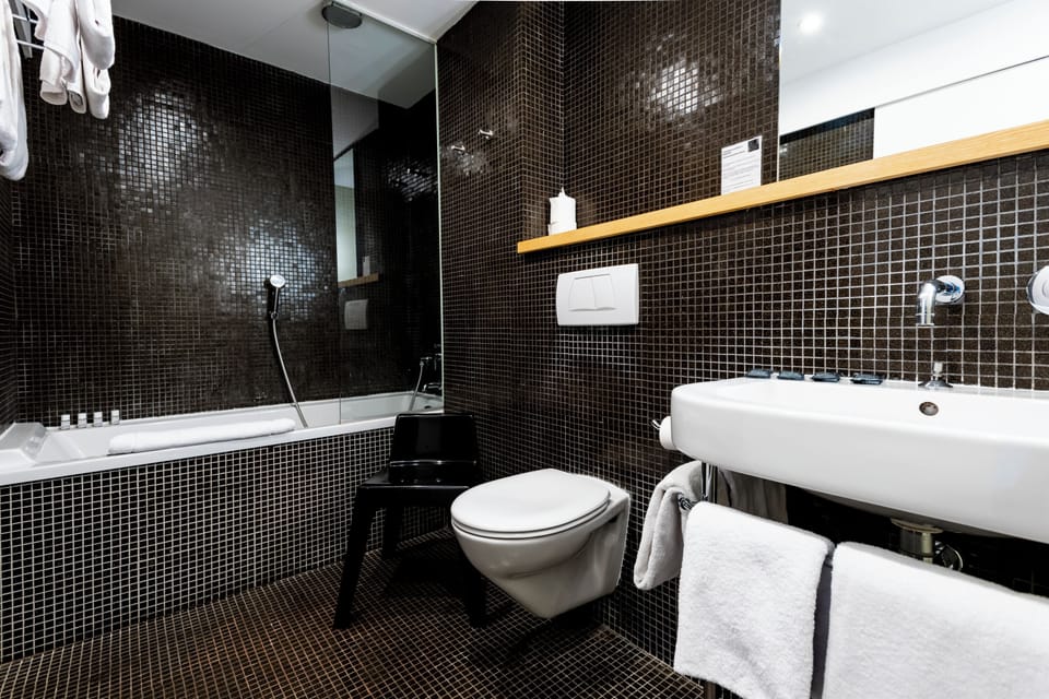 Quadruple Room | Bathroom | Bathtub, free toiletries, hair dryer, bathrobes