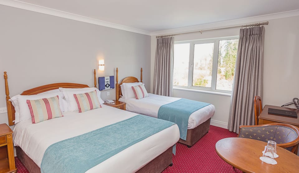 Triple Room | Desk, iron/ironing board, bed sheets