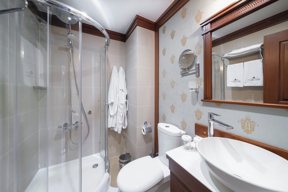 Hunter Suite | Bathroom | Shower, rainfall showerhead, designer toiletries, hair dryer