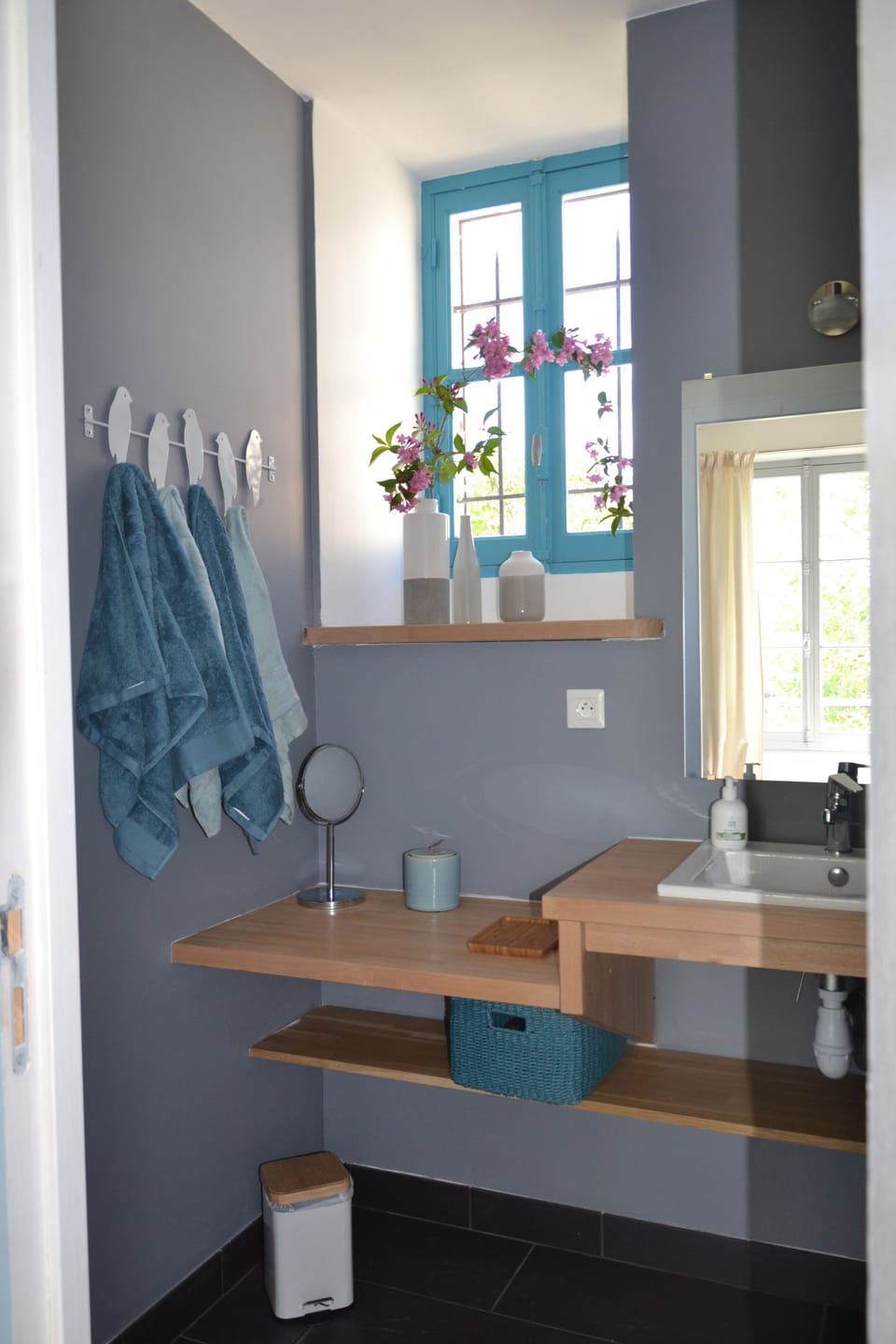 Family Room, Multiple Beds, Non Smoking | Bathroom | Shower, free toiletries, hair dryer, towels
