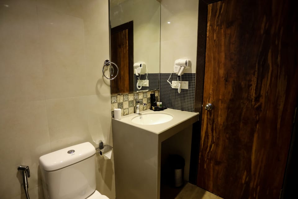 Amara Premium Room | Bathroom | Shower, rainfall showerhead, free toiletries, hair dryer