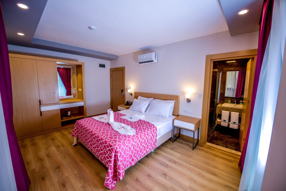 Standard Double Room | In-room safe, desk, blackout drapes, soundproofing