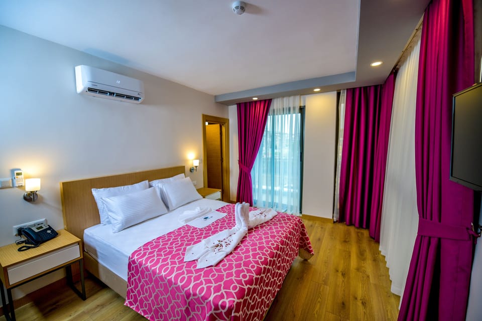 Standard Double Room | In-room safe, desk, blackout drapes, soundproofing