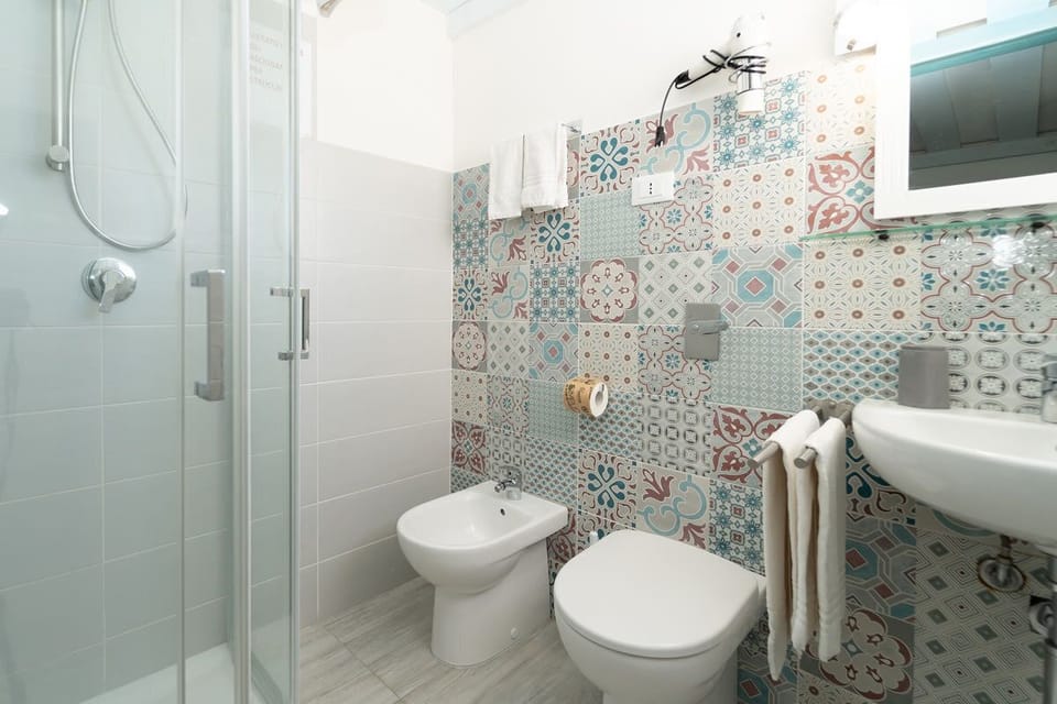 Shower, rainfall showerhead, free toiletries, hair dryer