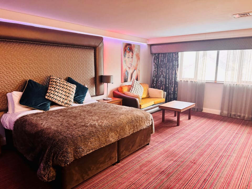 Deluxe Suite | Desk, iron/ironing board, free WiFi, bed sheets
