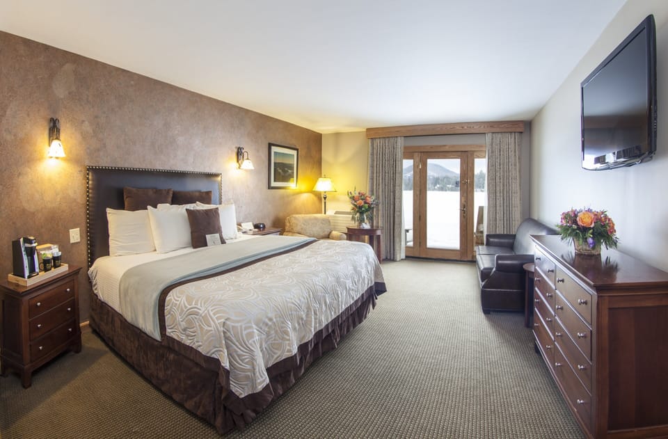 Lakefront Guest Room, 1 King bed | Iron/ironing board (on request), cribs (surcharge)