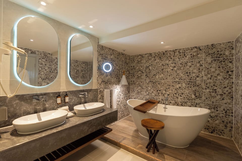 Presidential Suite (Posh Club) | Bathroom | Free toiletries, hair dryer, towels, soap