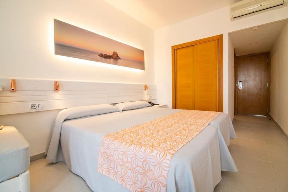 Comfort Double Room, Balcony | In-room safe, desk, blackout drapes, iron/ironing board (on request)