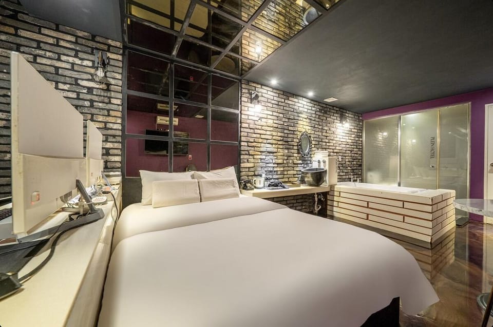 Luxury Suite | Blackout drapes, free WiFi, bed sheets