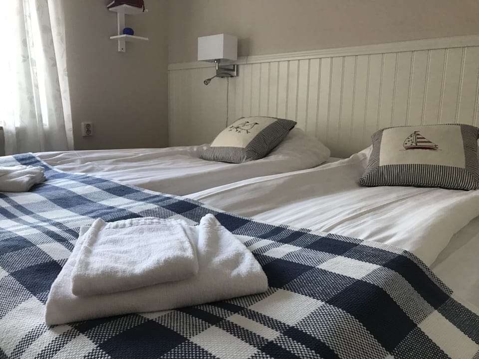 Double Room | In-room safe, desk, WiFi (free), bed sheets