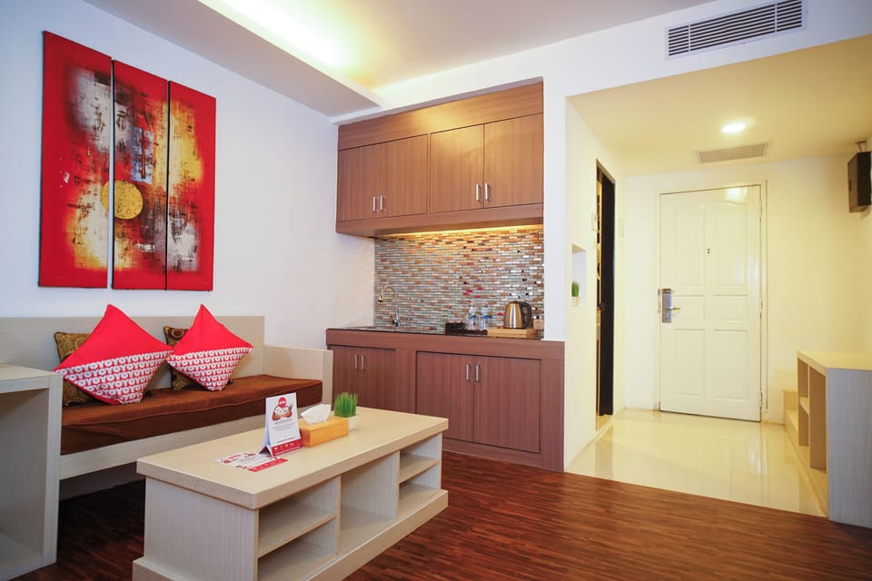 Superior Suite | Desk, WiFi (free), bed sheets