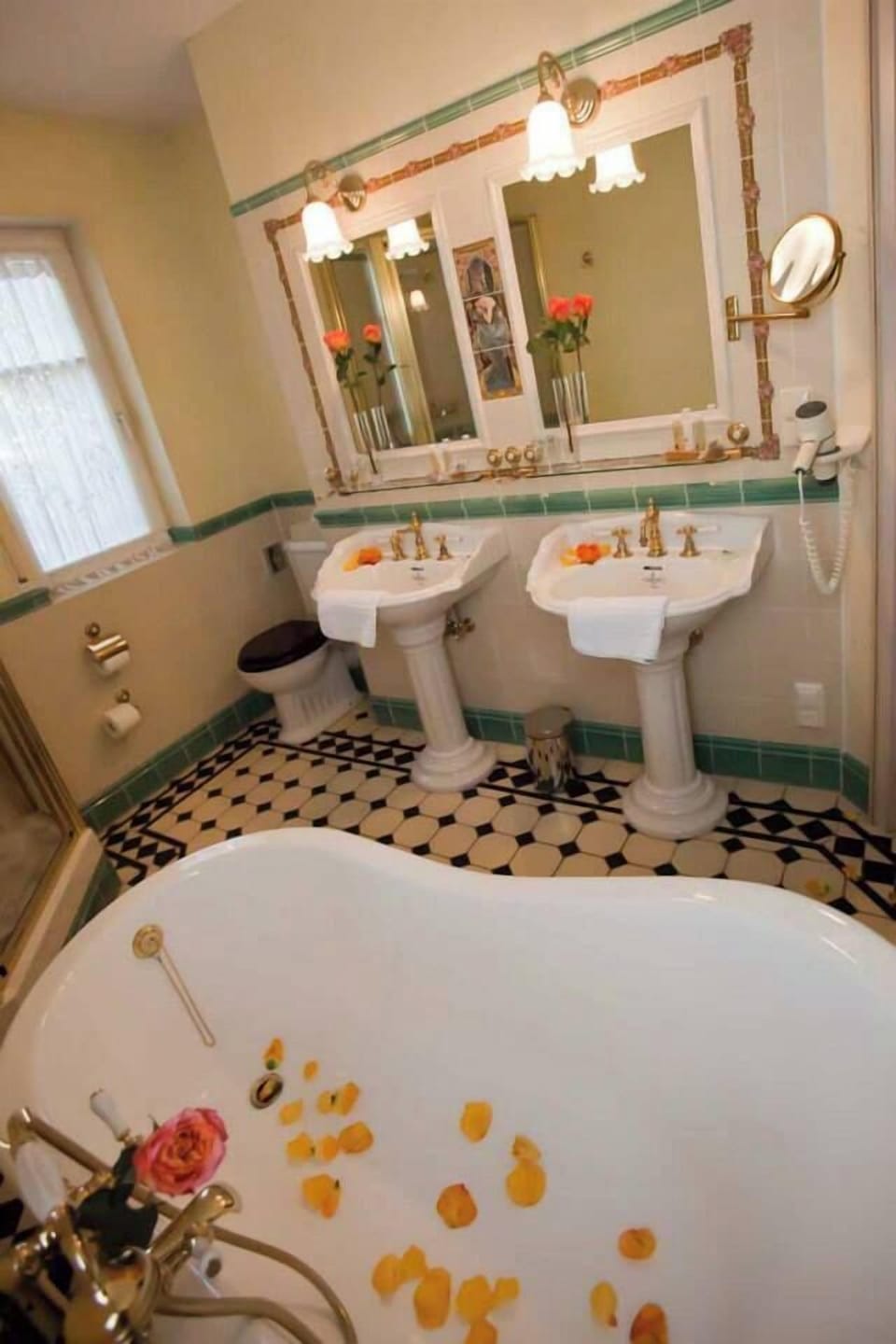 Double Room | Bathroom | Free toiletries, hair dryer