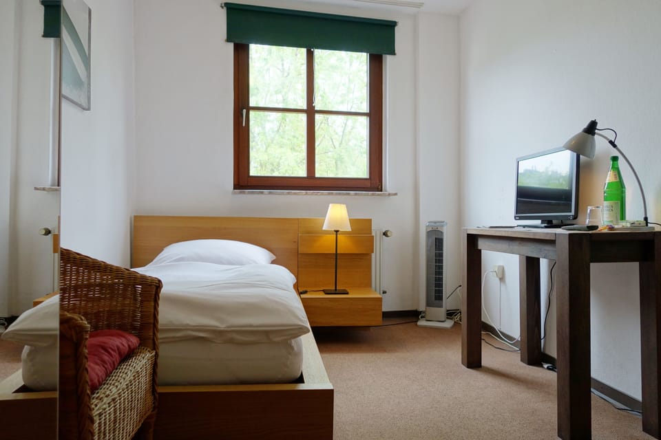 Single Room | Desk, WiFi (free), bed sheets