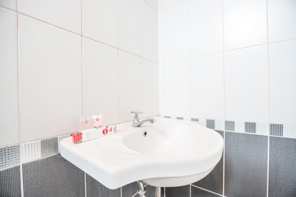Shower, rainfall showerhead, towels