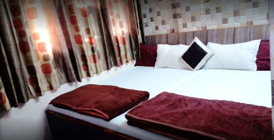 Desk, WiFi (free), individually furnished, bed sheets