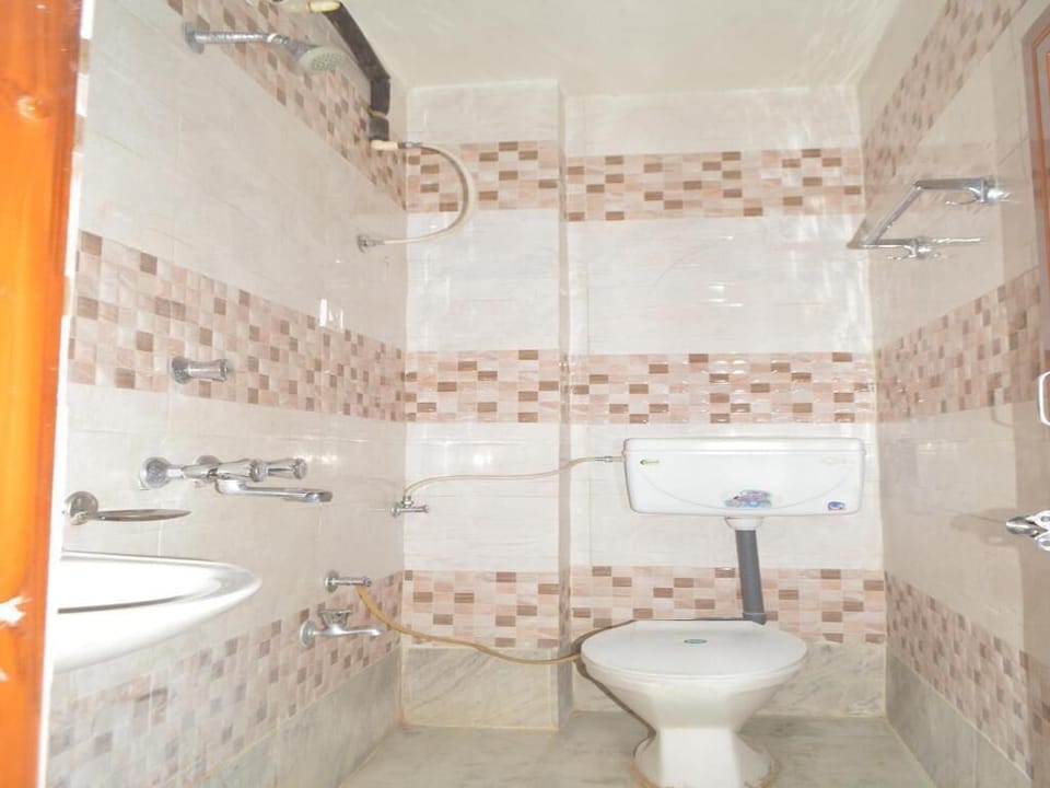 Shower, rainfall showerhead, free toiletries, towels
