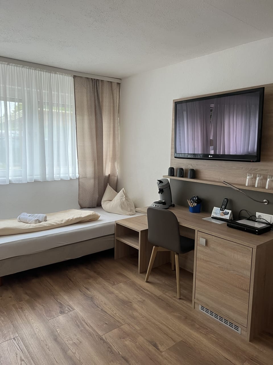 Triple Room | Minibar, desk, WiFi (free), bed sheets
