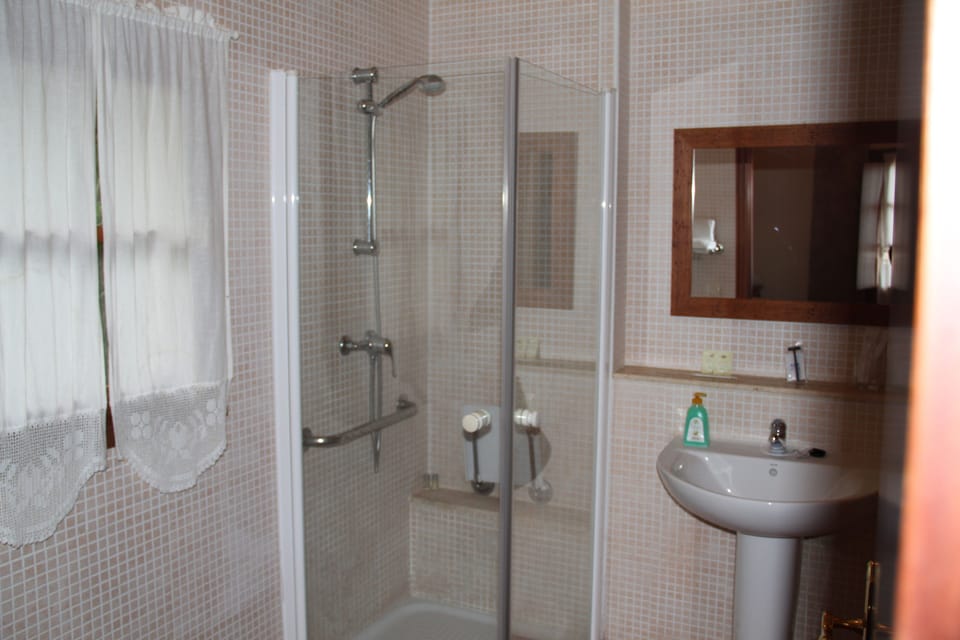 Family Apartment, 2 Bedrooms (A Palleira) | Bathroom | Shower, rainfall showerhead, free toiletries, hair dryer
