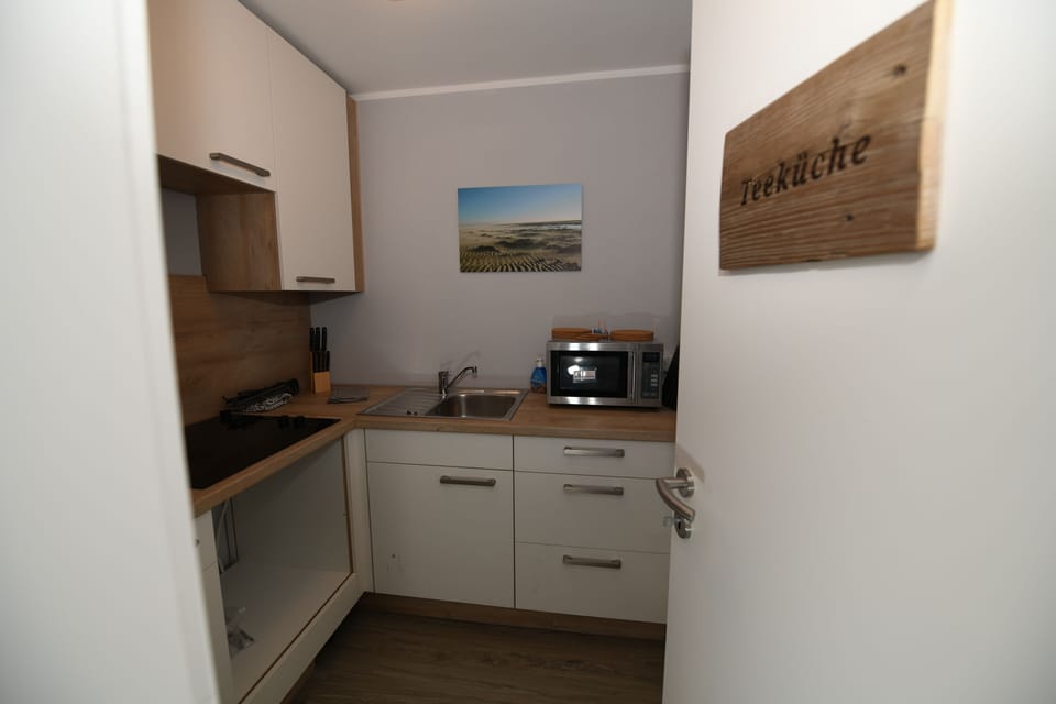 Full-size fridge, oven, stovetop, dishwasher
