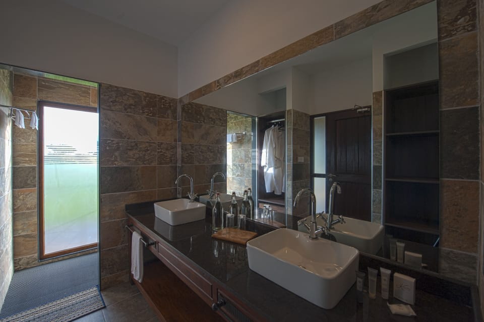 Shower, rainfall showerhead, free toiletries, bathrobes