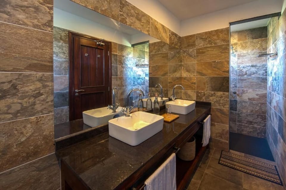Shower, rainfall showerhead, free toiletries, bathrobes
