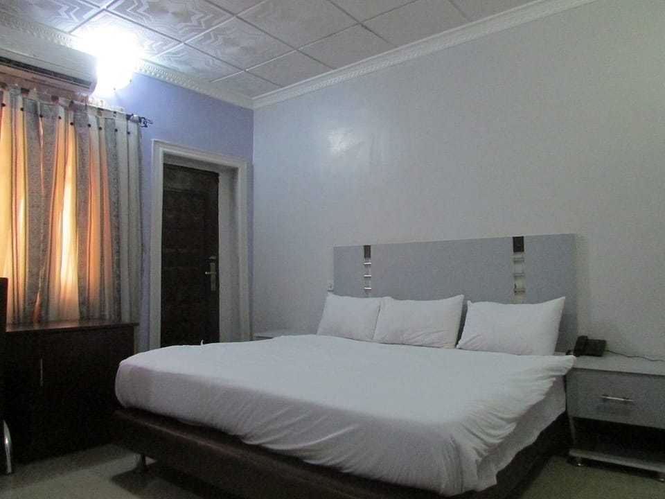 Classic Single Room, 1 Queen Bed, Non Smoking, Golf View | Desk, free WiFi, bed sheets
