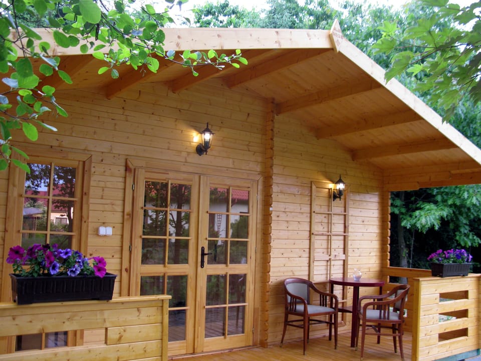 Comfort Cabin, Garden View | Premium bedding, iron/ironing board (on request), WiFi (free)