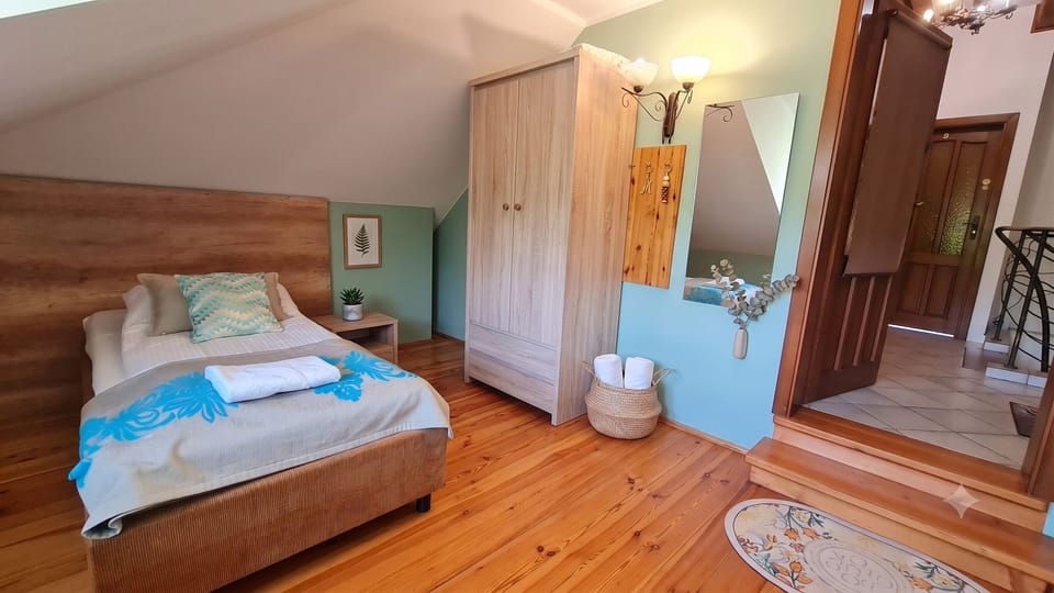 Single Room | Premium bedding, iron/ironing board (on request), WiFi (free)
