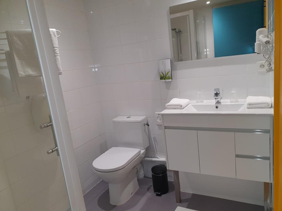 Shower, rainfall showerhead, hair dryer, towels