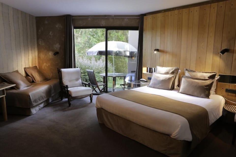 In-room safe, desk, soundproofing, free WiFi