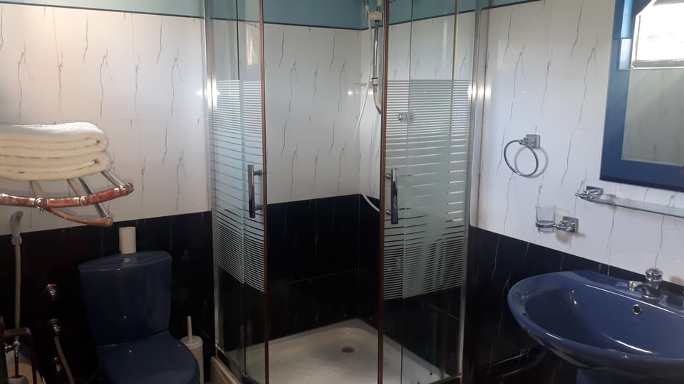 Superior Double Room | Bathroom | Shower, rainfall showerhead, free toiletries, bathrobes