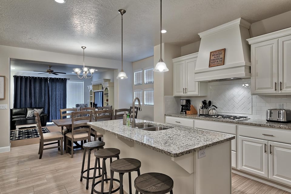 House, Multiple Beds, Mountain View (Red Rock Getaway) | Private kitchen | Fridge, microwave, oven, stovetop
